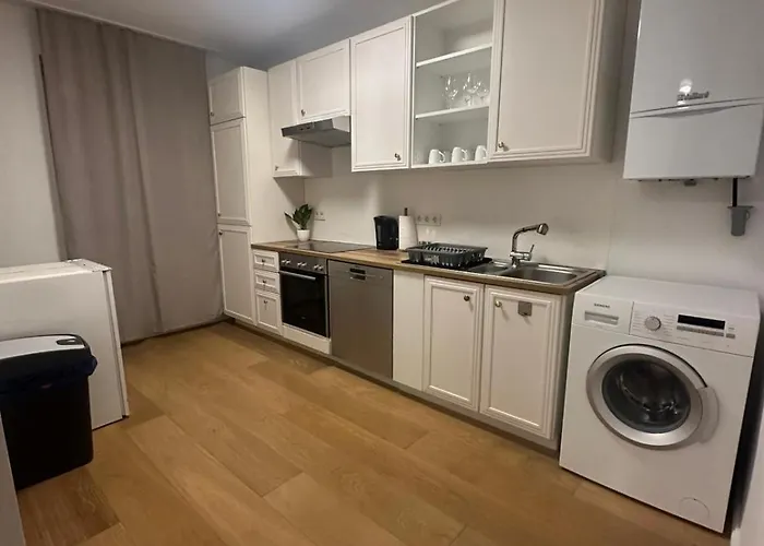 Spacious With Free Parking *