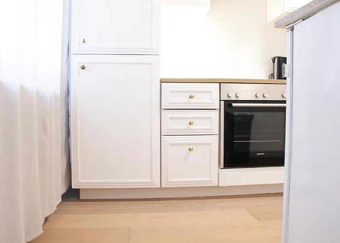 Spacious With Free Parking Apartment *