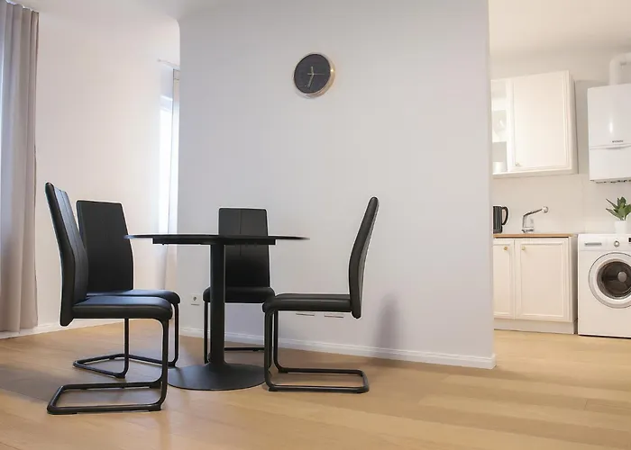 Spacious With Free Parking Apartment *