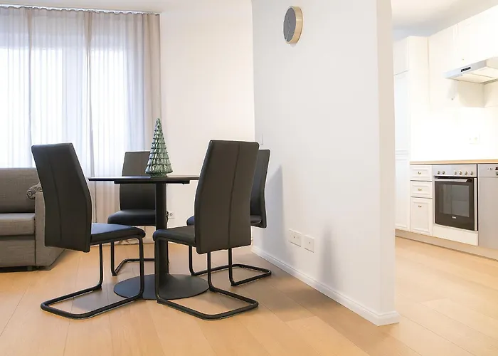 Spacious With Free Parking Apartment